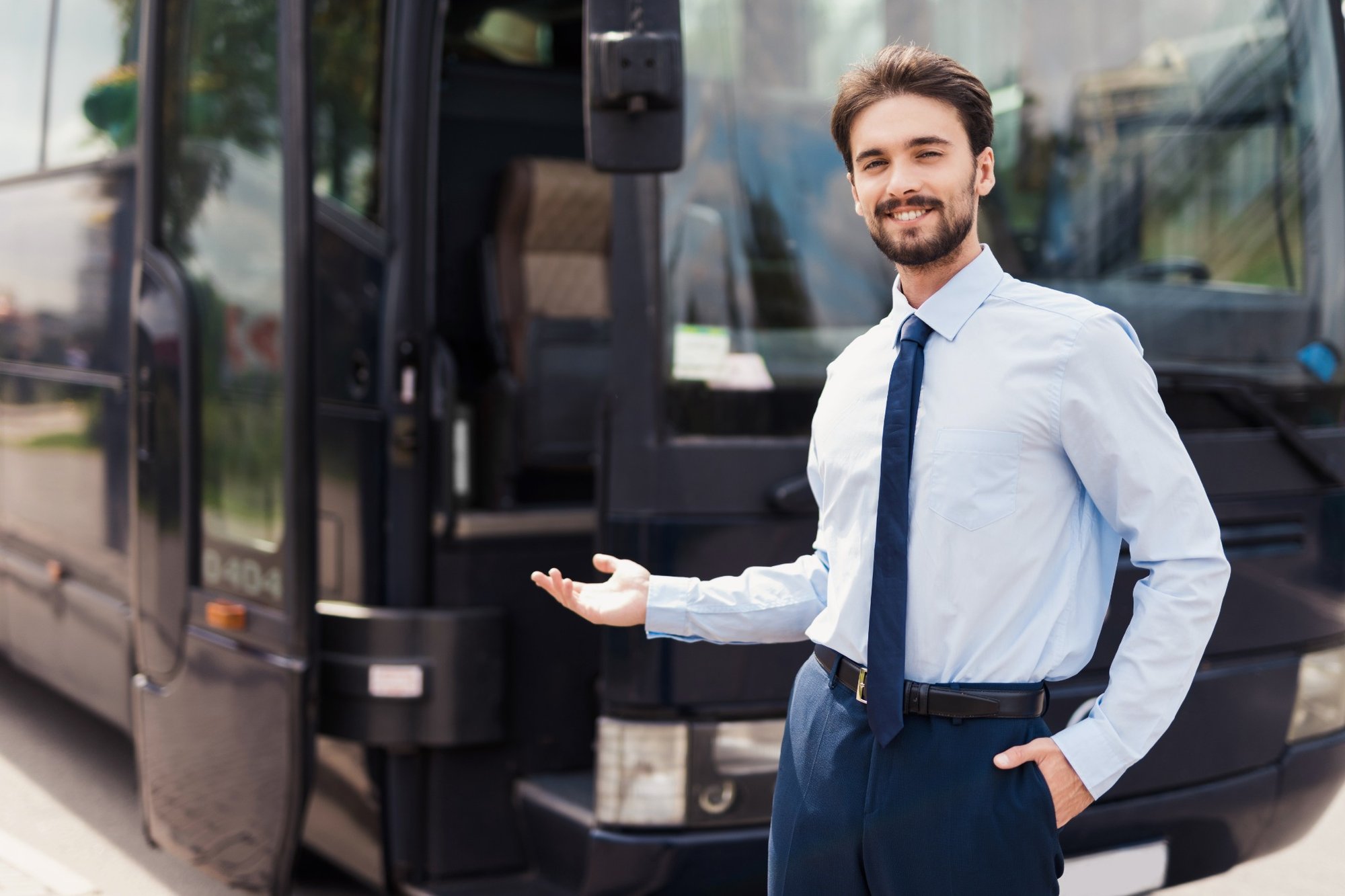 bus-lines-busfahrer-begruesst-touristen